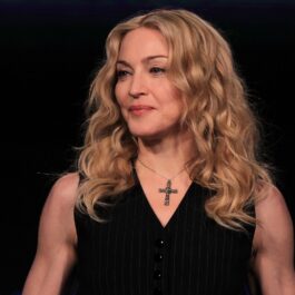 Madonna într-o bluză neagră cu o cruciuliță la gât în timp ce particiă la Super Bowl în 2012