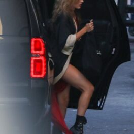 Margot Robbie într-un halat din mătase în timp ce coboară dintr-o mașină pe străzile din Los Angeles după ce s-a vopsit