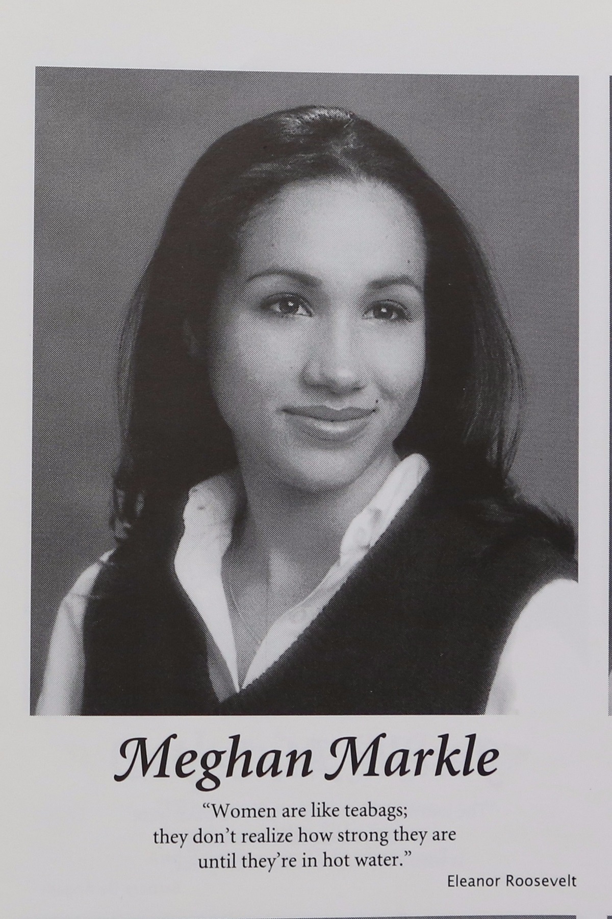 Meghan Markle într-un portret alb negru în timp ce poartă o cămașă și o veste și zâmbește într-o imagine din albumul de absolvire al liceului
