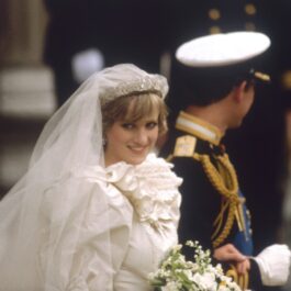 Prințesa Diana în rochie de mireasă în timp ce este condusă la altar de Prințul Charles la nunta regală din 1981