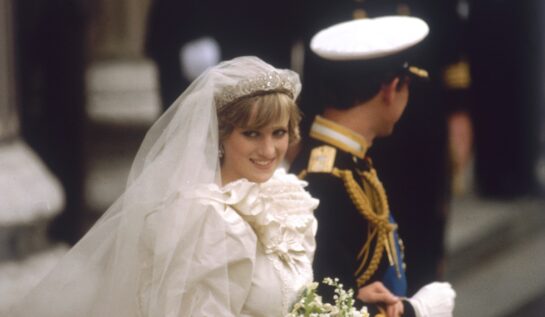 Prințesa Diana în rochie de mireasă în timp ce este condusă la altar de Prințul Charles la nunta regală din 1981
