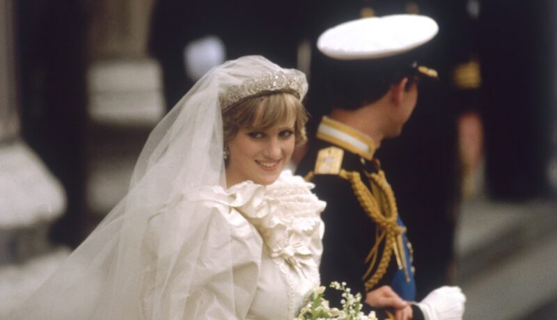 Designer-ul rochiei de mireasă a Prințesei Diana a fost „îngrozit” de ținută. Ce informații au fost publicate recent din ziua nunții cu Prințul Charles