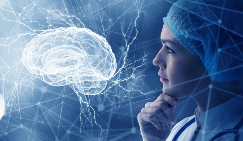 O femeie doctoriță care privește un creier luminat în timp ce se gângește la cauzele care duc la apariția demenței