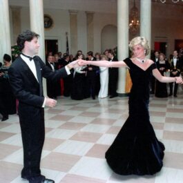 Povestea lui John Travolta îmbrăcat la costum negru alături de Prințesa Diana în timp ce aceasta face o piruetă