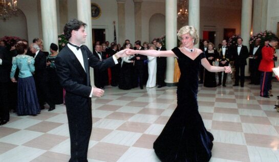 Povestea lui John Travolta îmbrăcat la costum negru alături de Prințesa Diana în timp ce aceasta face o piruetă
