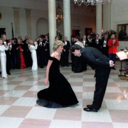 John Travolta în timp ce face o plecăciune în fața Prințesei Diana după ce au dansat împreună