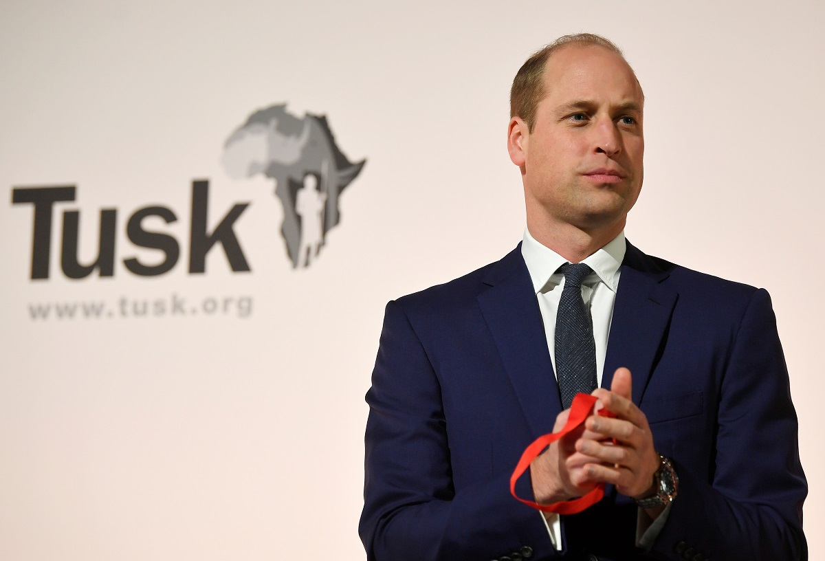 Prințul William la costum negru în timp ce privește publicul și aplaudă în cadrul evenimentului Tusk Conservation Awards din 2019