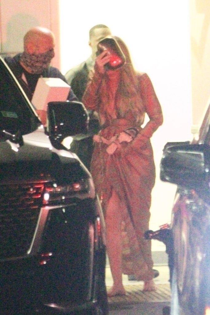 Adele, fotografiată în timp ce își ascunde fața de camere, și se urcă în mașină