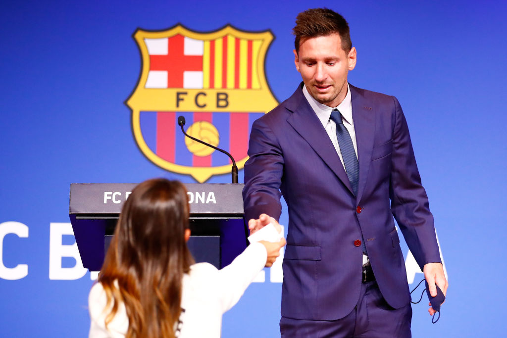 Antonela Roccuzzo, fotografiată în timp ce îi oferă un șervețel lui Leo Messi, la conferința de adio de la Barcelona