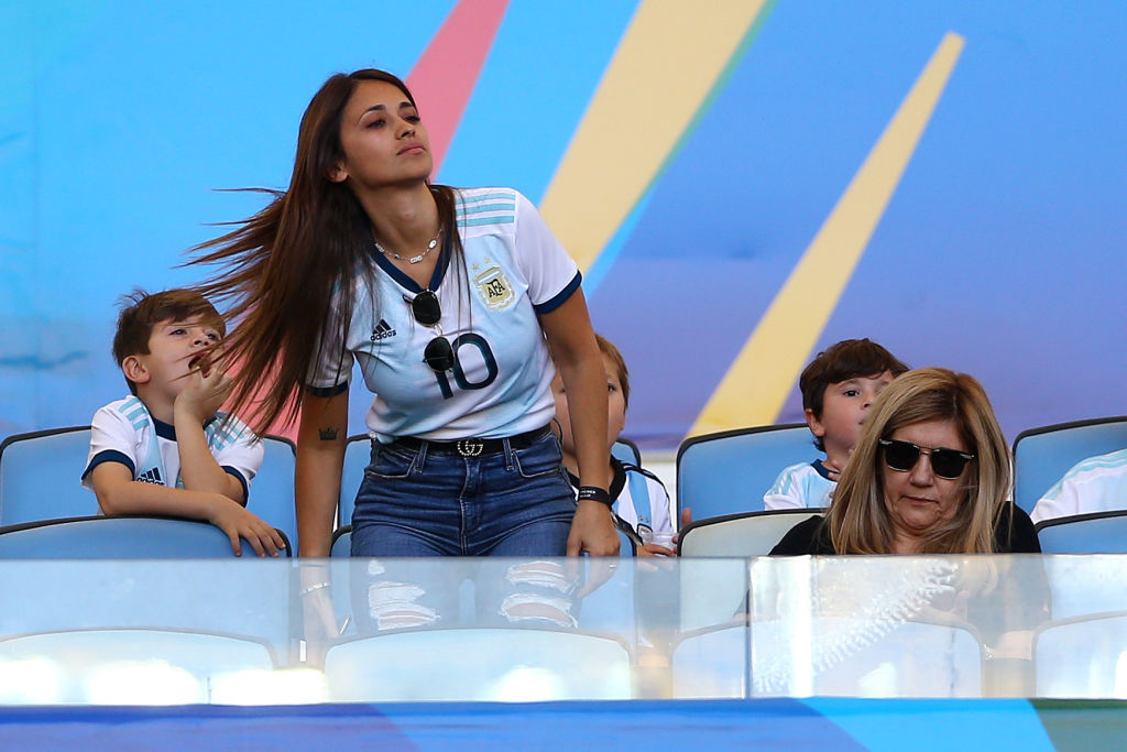 Antonela Roccuzzo, în tribune cu copiii, în timp ce îl susține pe Messi la meciul dintre Argentina și Venezuela