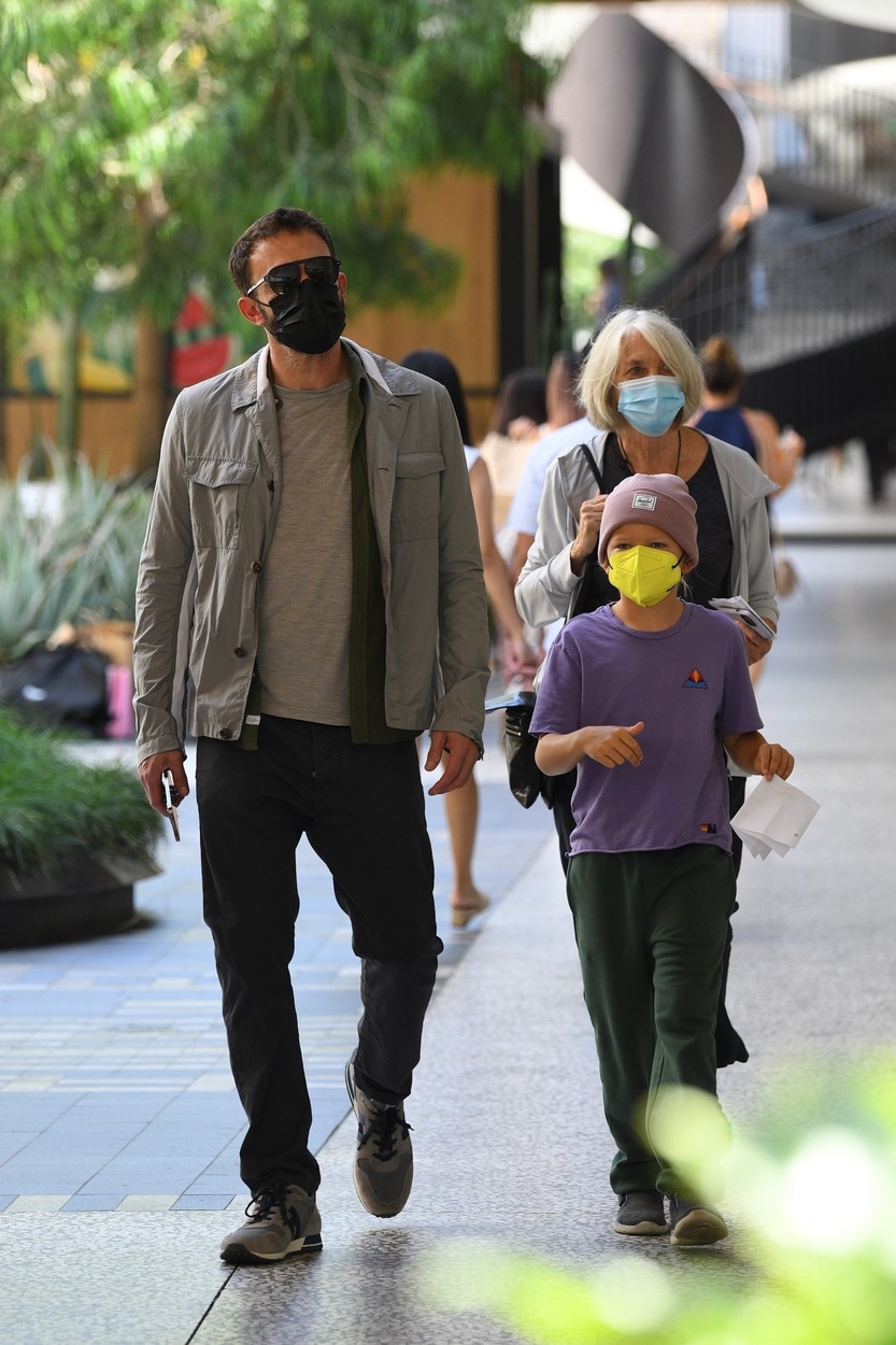 Ben Affleck, fotografiat alături de mama sa și de fiul lui, Sam, pe stradă în Los Angeles