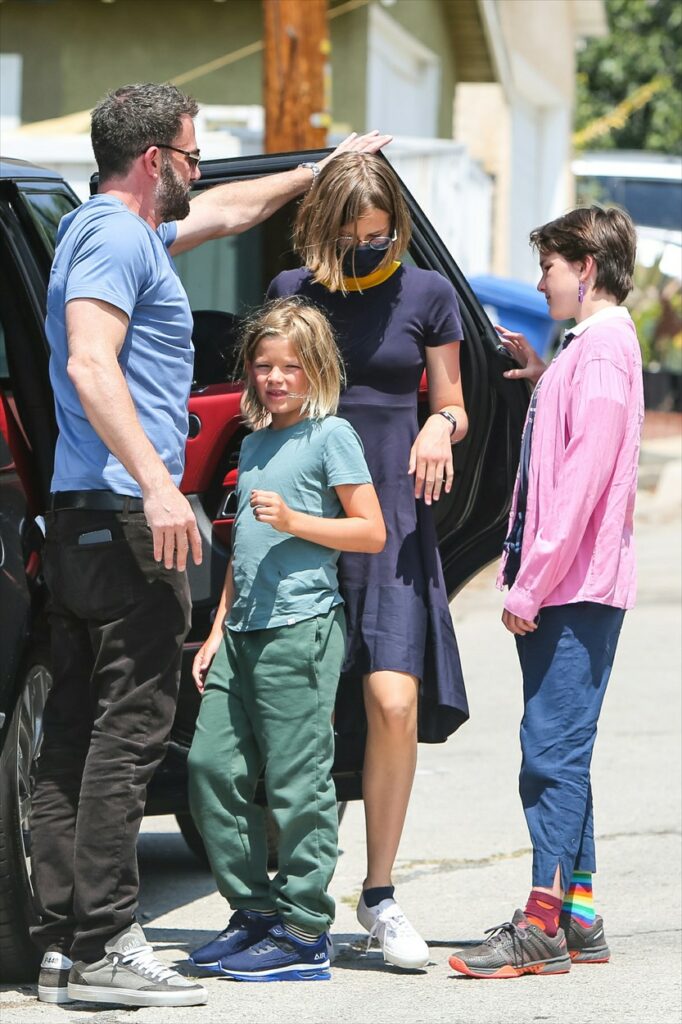 Ben Affleck, fotografiat în timp ce are grijă de cei trei copii din relația cu Jennifer Garner