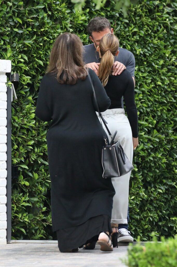 JLo și Ben Affleck, în timp ce se sărută pasional, în plină stradă, în fața casei actorului
