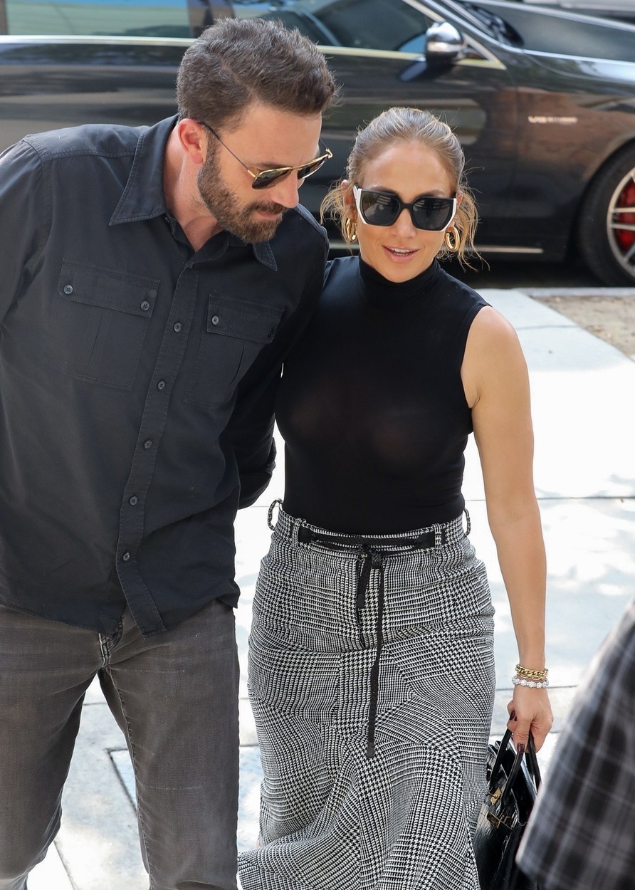 Jennifer Lopez și Ben Affleck, fotografiați în timp ce intră într-un mall din Los Angeles și poartă ținute asemănătoare
