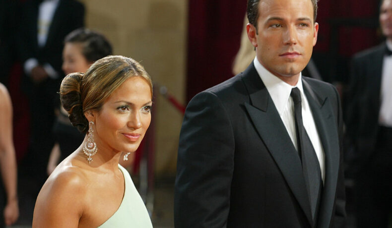 Ben Affleck și Jennifer Lopez, la Annual Academy Awards, îmbrăcați elegant, pe covorul roșu, în-2003