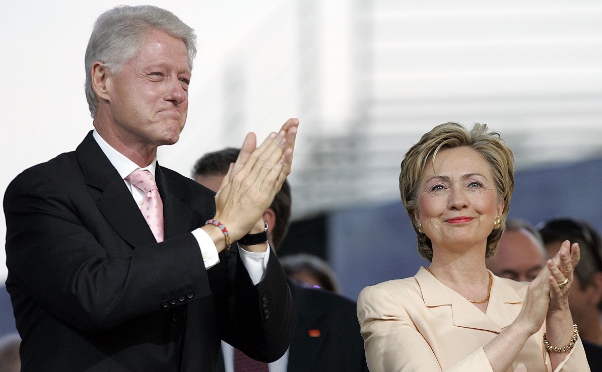 Bill și Hillary Clinton au apărut împreună la un eveniment din 2005, când ea era senator. El e îmbrăcat într-un costum negru, cu o cămașă albă, ea poartă un costum bej spre galben