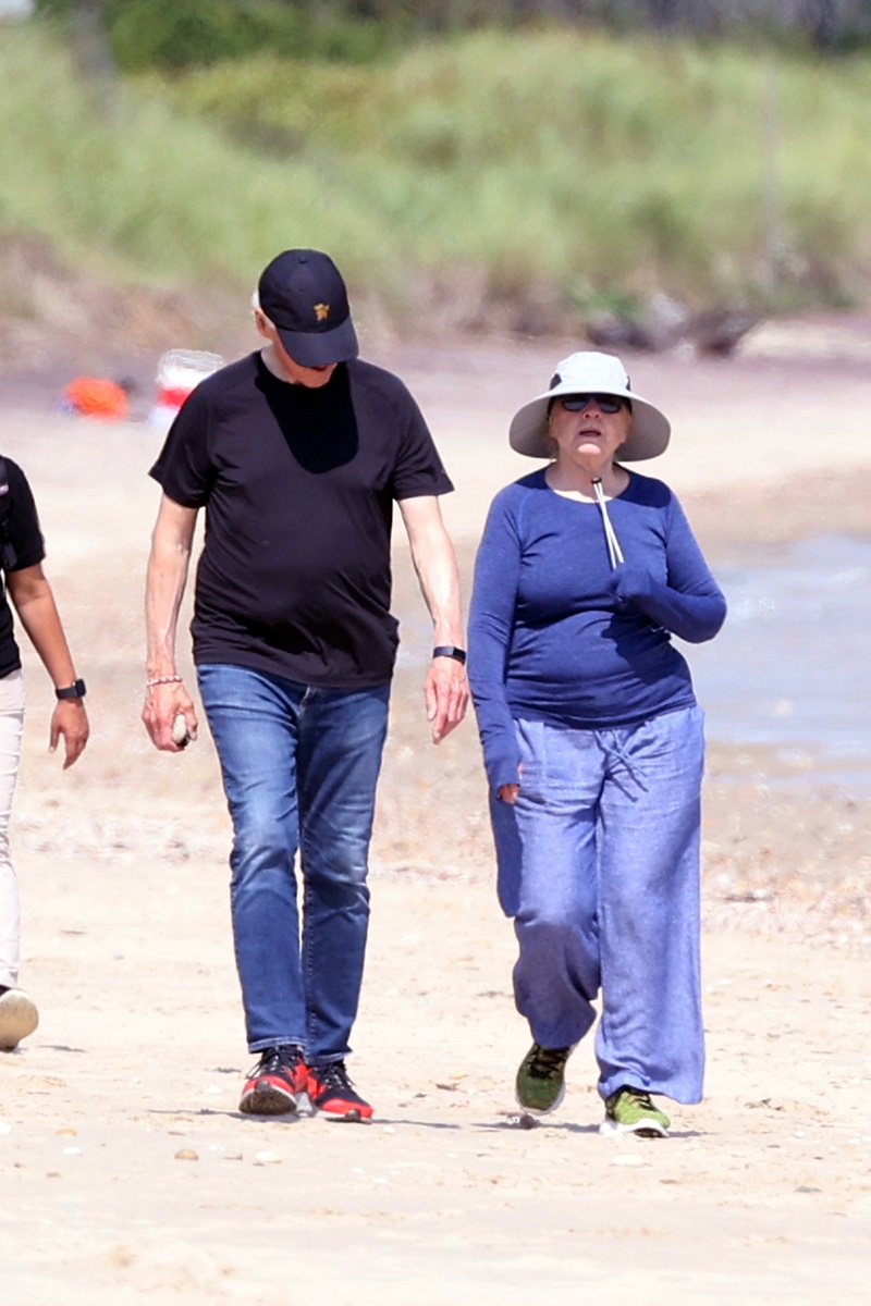 Bill și Hillary Clinton, la plimbare pe plajă ăn Hamptons, la final de august. Ea poartă albastru, el poartă negru
