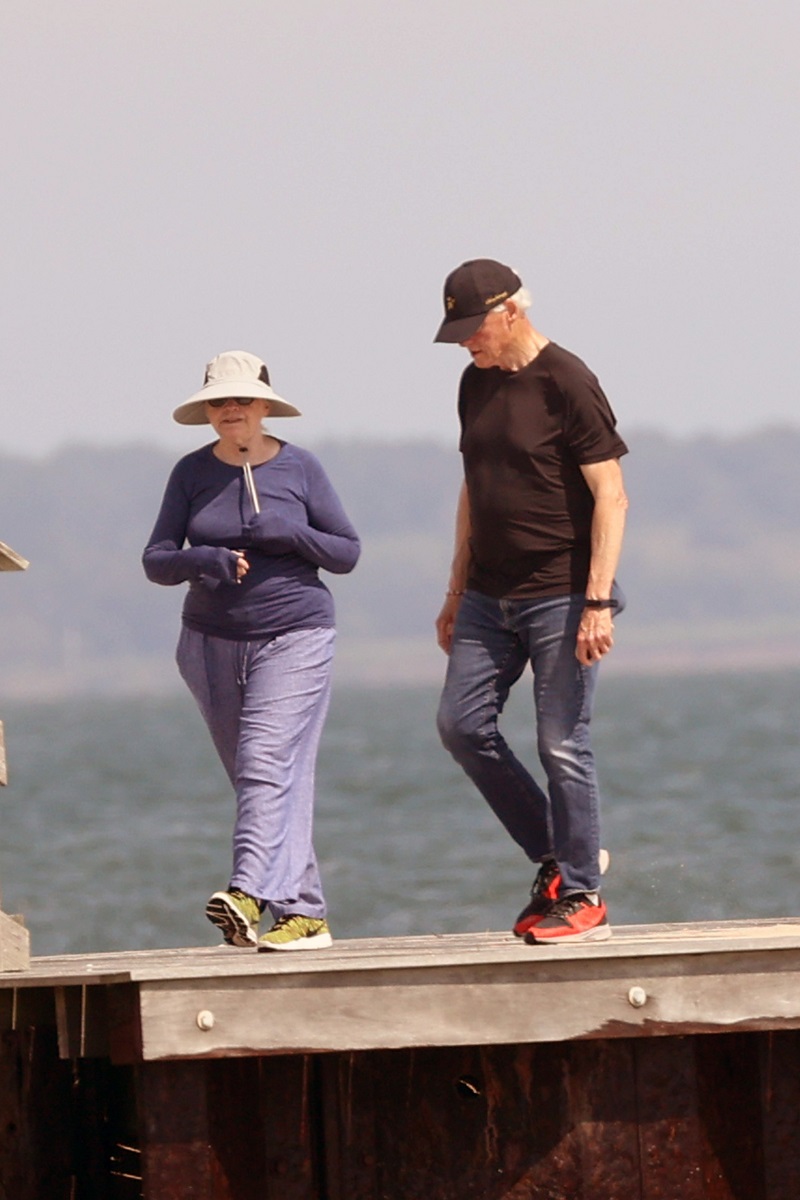 Bill și Hillary Clinton, la o plimbare pe ponton, în Hamptons. Fundal cu ponton de lemn și ocean