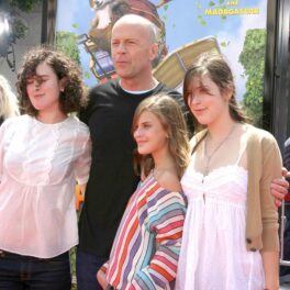 Bruce Willis, Rumer, Scout și Tallulah la premiera filmului Over The Hedge, în 2006. El poartă un tricou negru, rumer și scout sunt îmbrăcate în alb și tallulah are o bluză colorată