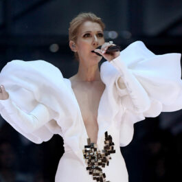 Celine Dion, într-o rochie albă, cu decolteu adânc, la 2017 Billboard Music Awards