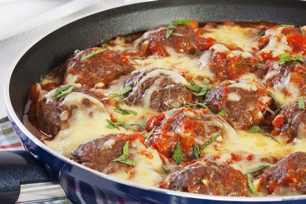 Tigaie cu chiftele din carne cu legume, în sos de roșii cu mozzarella