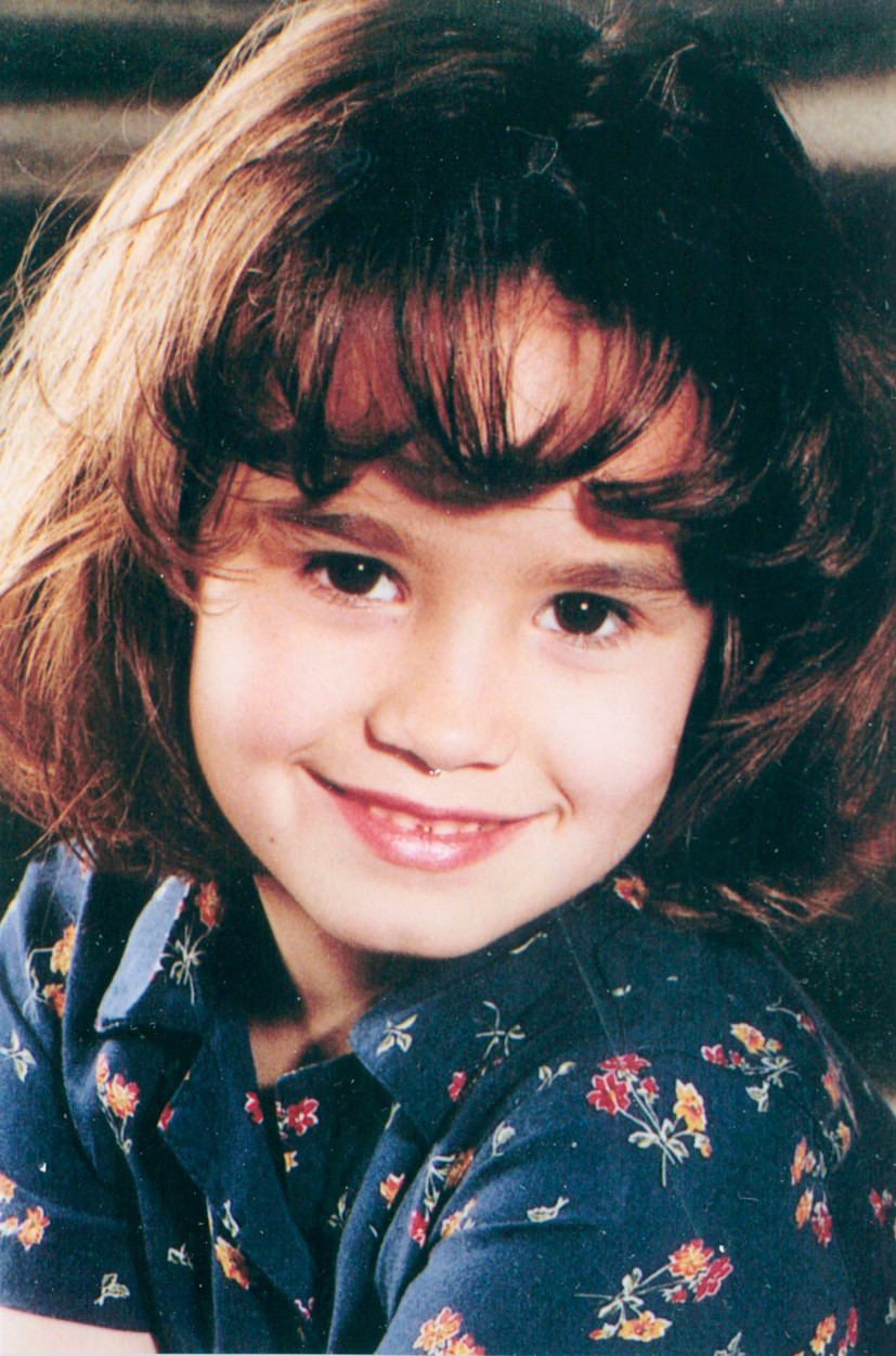 Demi Lovato, imagine din copilărie, în timp ce zâmbește la camera de fotografiat