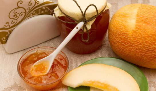 Dulceață de pepene galben cu ghimbir, într-un bol de servire și în borcan, alături de un pepene galben și o felie de pepene