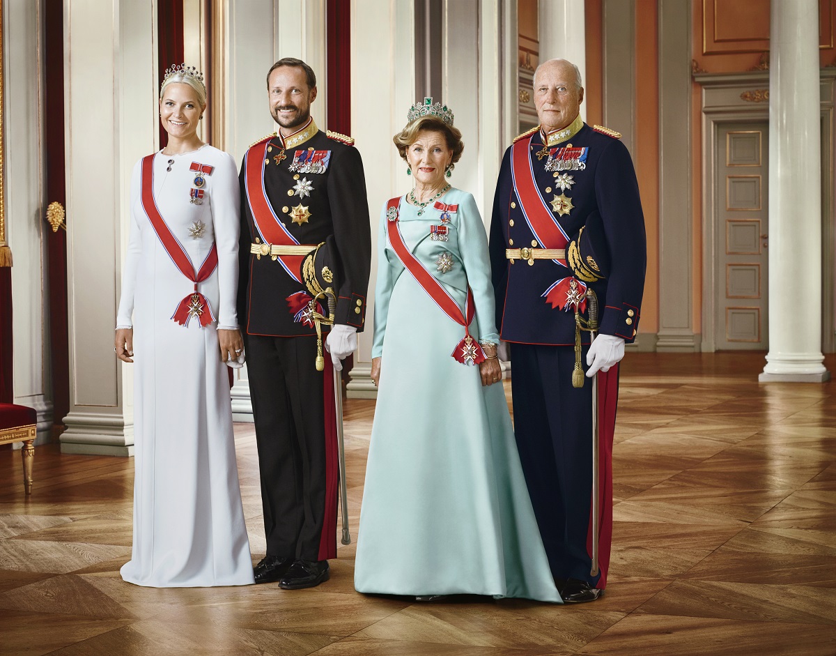Portret al Familiei Regale din Norvegia, în Oslo, 2016. Regele Harald și Prințul Haakon poartă uniforma regală neagră, cu accente roșii, regina Sonja are o rochie albastră și Mette-Marit poartă o rochie albă