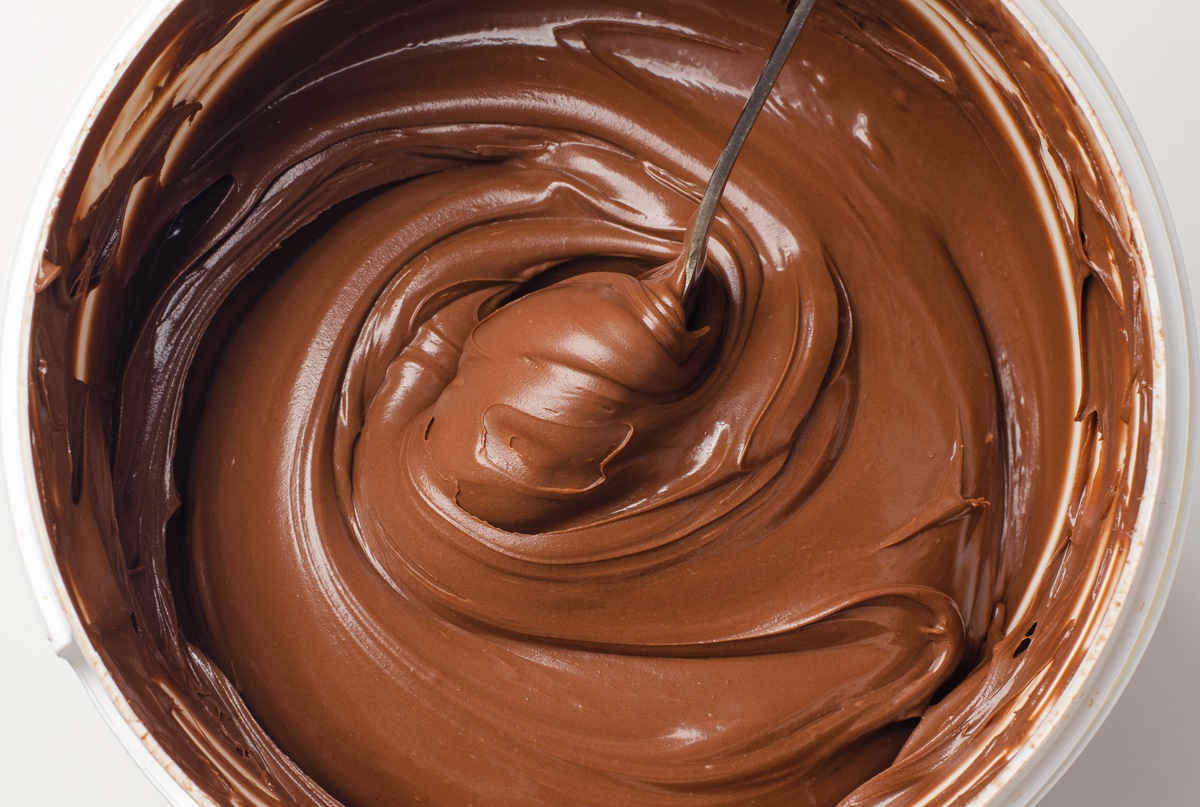 Crema ganache de ciocolată înainte de umpălerea torturilor sau prăjiturilor