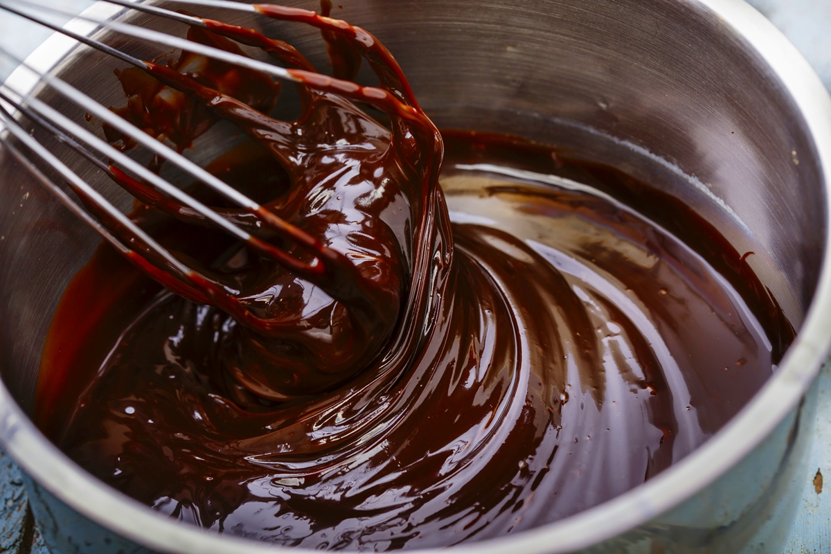Ganache de ciocolată amestecată cu telul în bolul mixerului