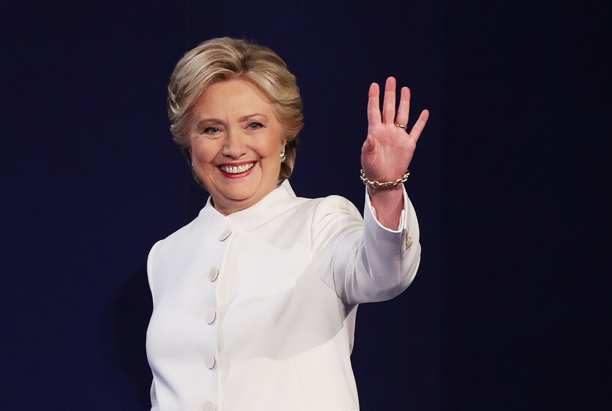 Hillary Clinton a avut o ultimă dezbatere cu Donald trump pe 19 octombrie, 2016. Ea a purtat o ținută albă, cu fundal negru spre albastru