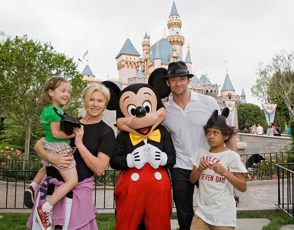Hugh Jackman și soția, alături de cei doi copii, în vizită la Disneyland