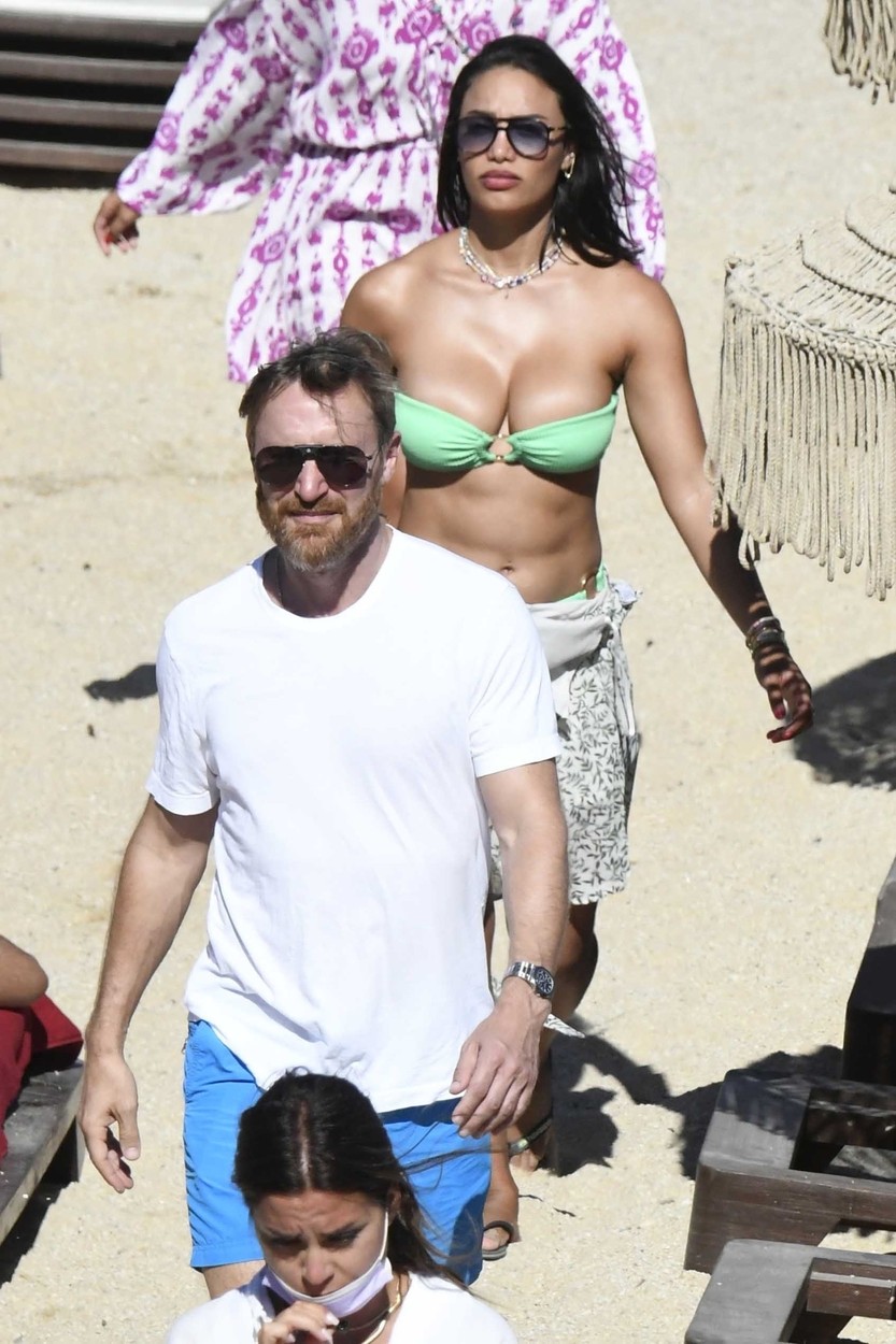 Jessica și David Guetta, la plajă, în Mykonos
