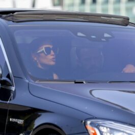 Ben Affleck și Jennifer Lopez, în mașină, împreună, în timp ce pleacă din parcarea unui mall