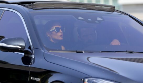 Ben Affleck și Jennifer Lopez, în mașină, împreună, în timp ce pleacă din parcarea unui mall