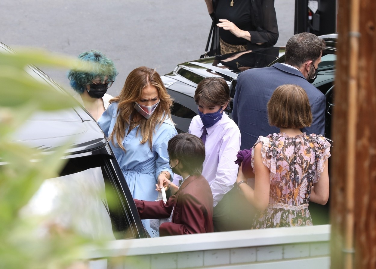 Jennifer Lopez, fotografiată în timp ce își ceartă băiatul la intrarea la un parc de distracții