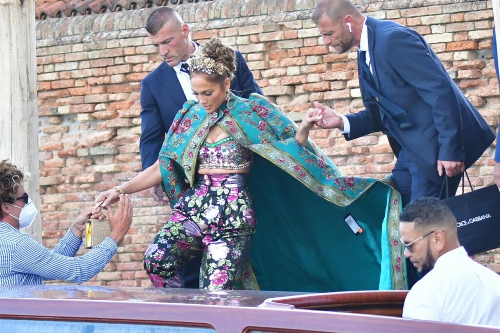 Jennifer Lopez, ajutată de echipa de securitate să urce în gondolă pentru a merge la prezentarea de modă Dolce&Gabanna dîn 2021