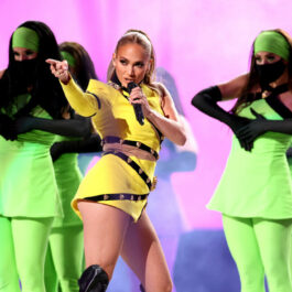 Jennifer Lopez, într-o ținută sexy, galbenă, pe scena Global Citizen VAX LIVE, în 2021