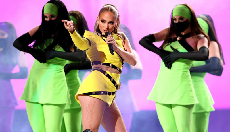 Jennifer Lopez, într-o ținută sexy, galbenă, pe scena Global Citizen VAX LIVE, în 2021