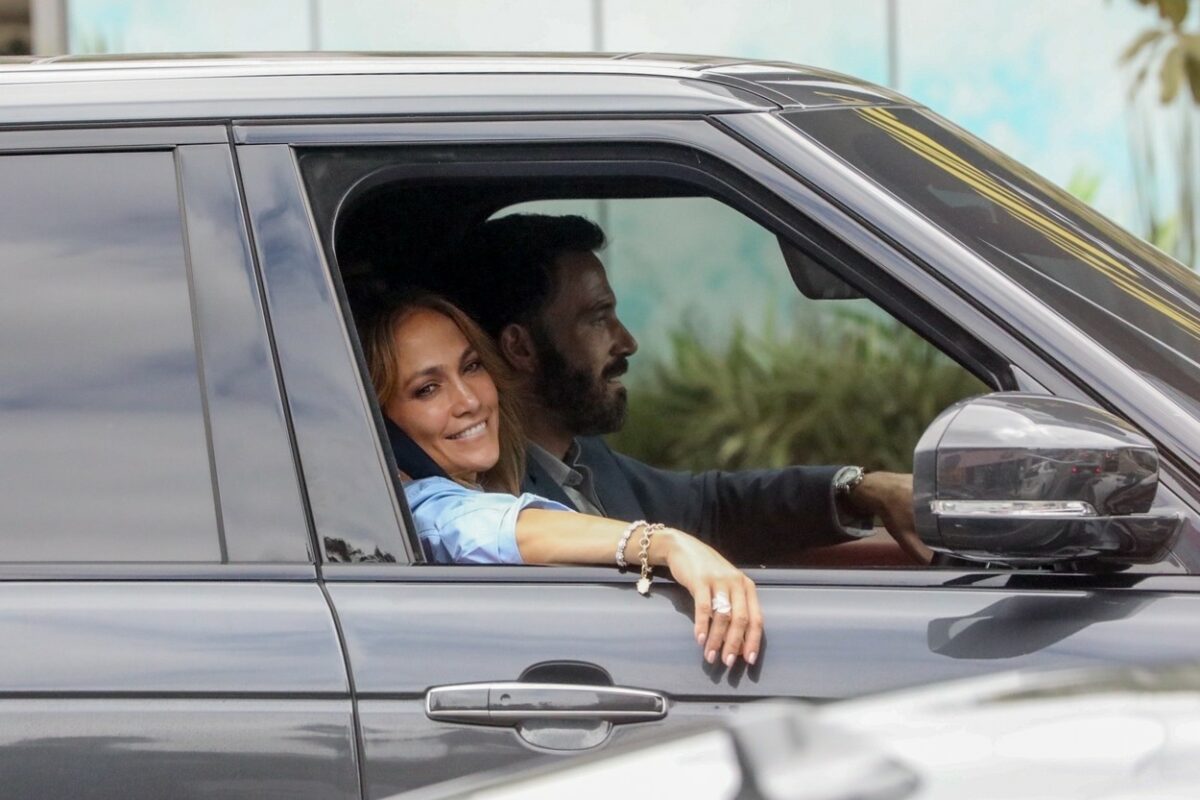 Ben Affleck și Jennifer Lopez, fotografiați în timp ce sunt în mașină, iar artista zâmbește