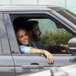 Ben Affleck și Jennifer Lopez, fotografiați în timp ce sunt în mașină, iar artista zâmbește