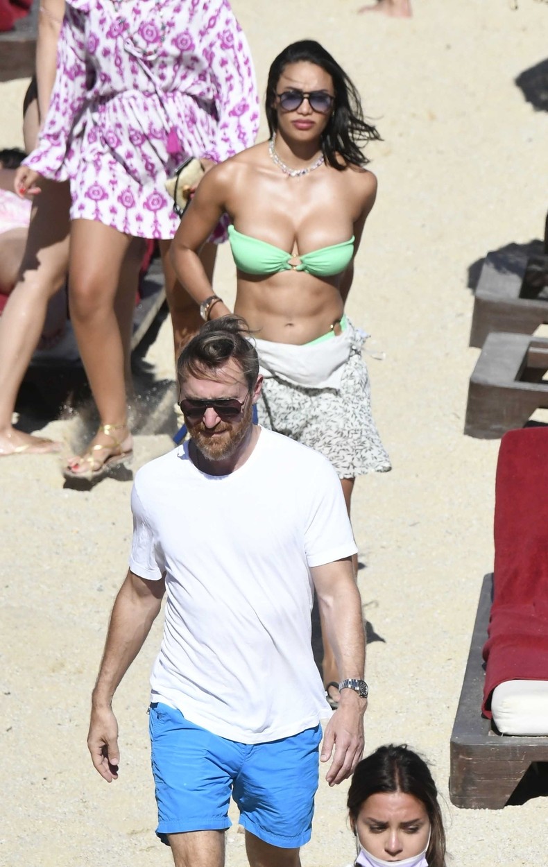 Jessica Ledon, iubita lui David Guetta, la plajă în Mykonos, într-un costum de baie din două piese, verde