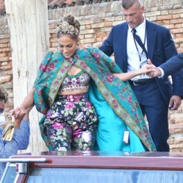 Jennifer Lopez, fotografiată în timp ce urcă într-o gondolă în Veneția