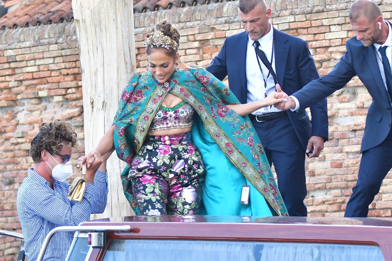 Jennifer Lopez, fotografiată în timp ce urcă într-o gondolă în Veneția