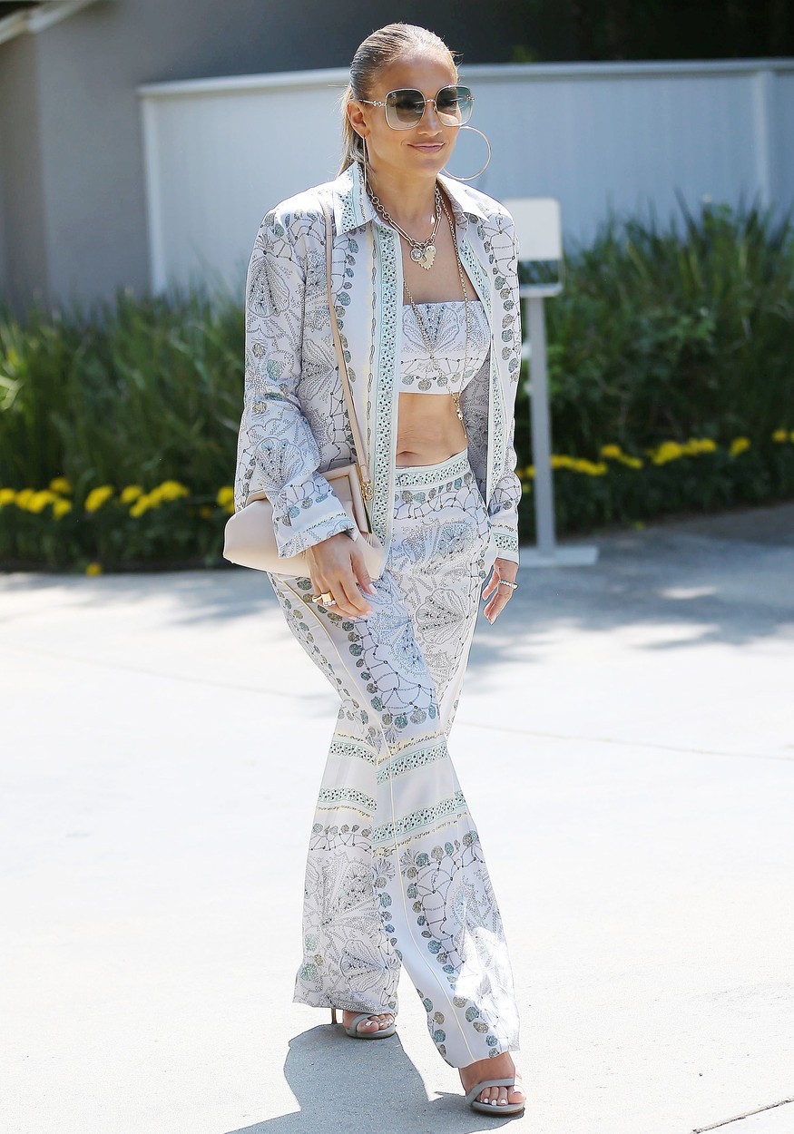 Jennifer Lopez, îmbrăcată într-un compleu asortat, din in, în Los Angeles