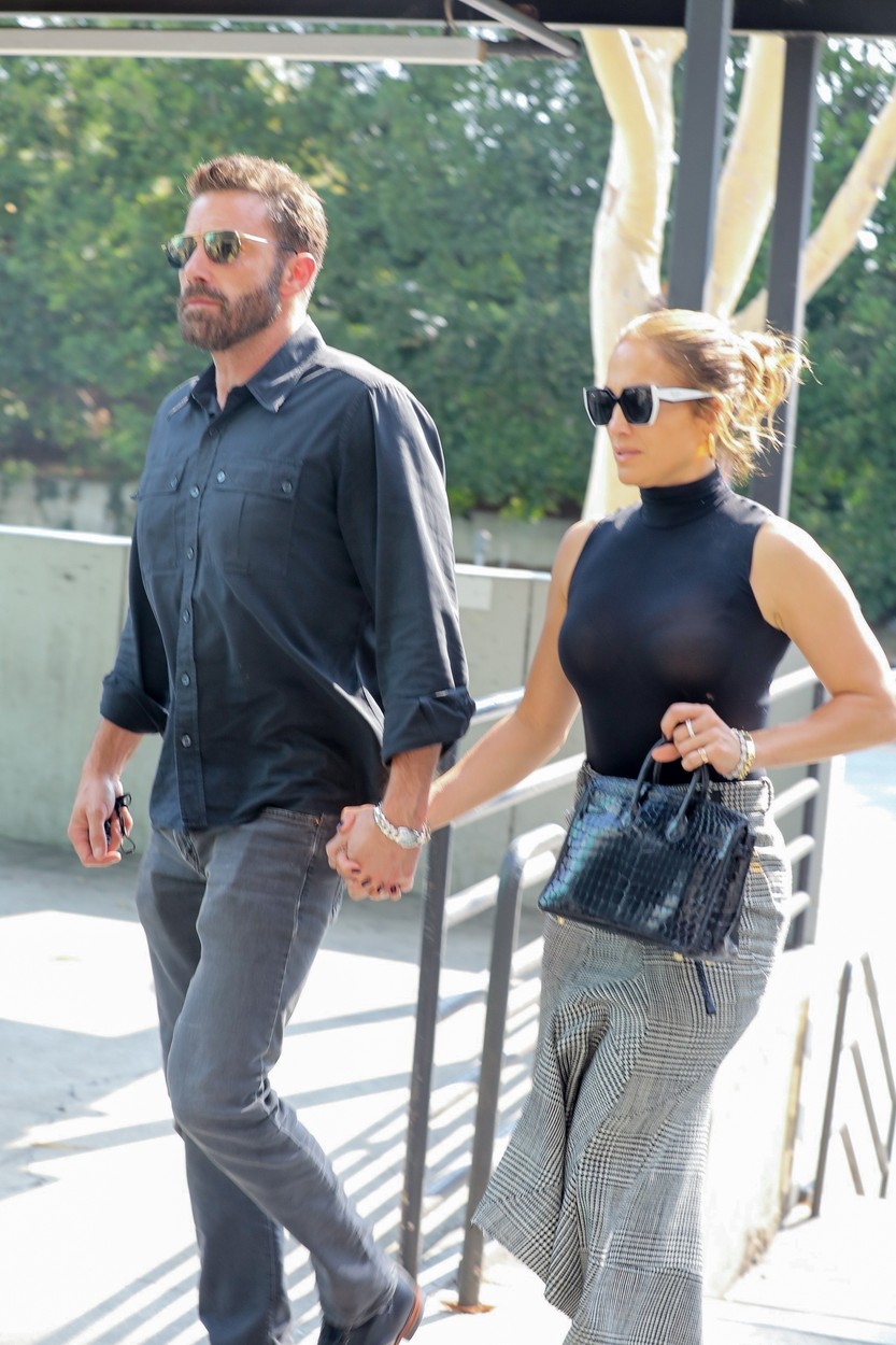 Ben Affleck și Jennifer Lopez, fotografiați de mână, la un centru comercial din Los Angeles