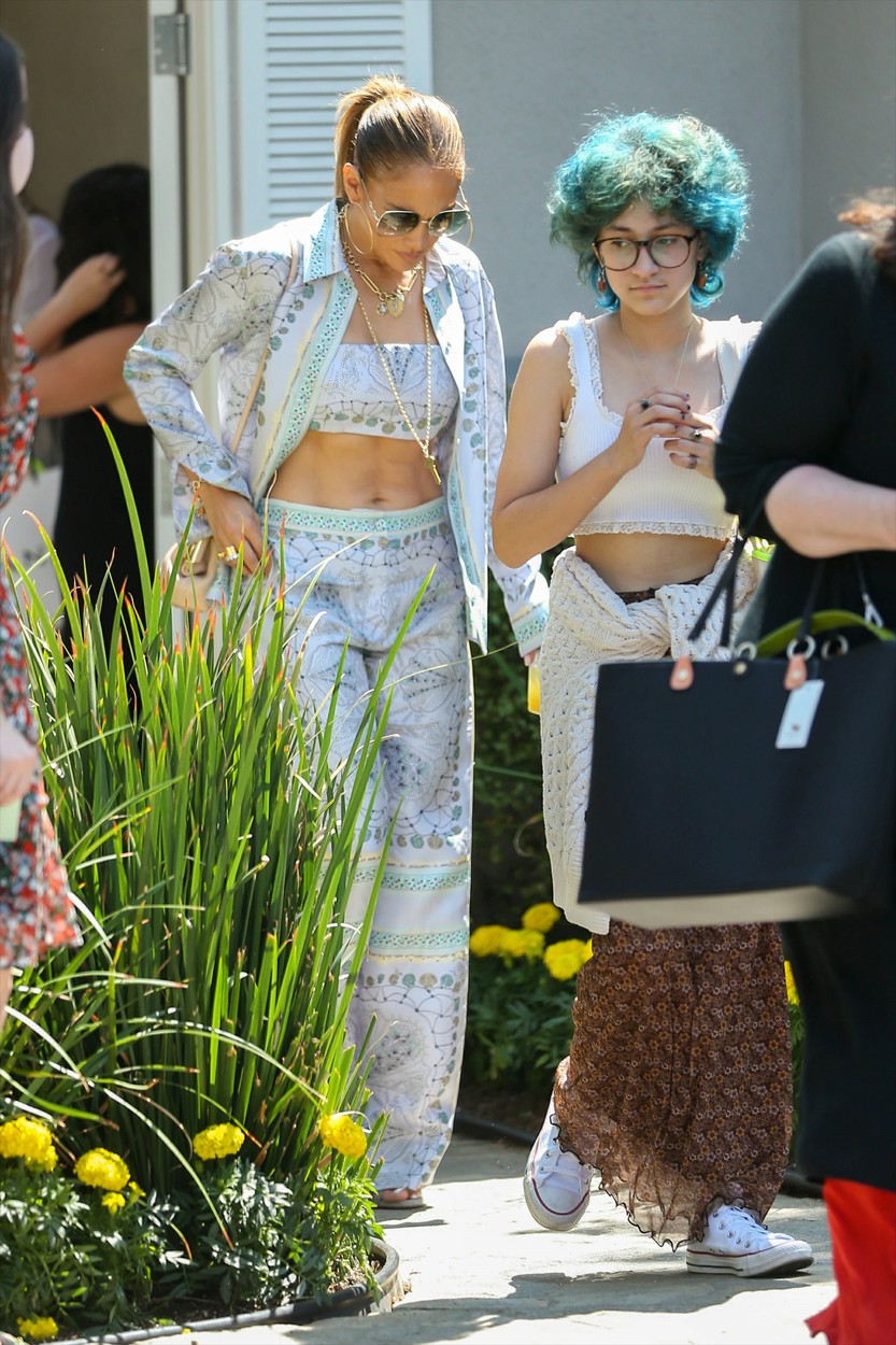 Jennifer Lopez și fiica sa, Emme la un eveniment exclusivist pentru femei, îmbrăcate elegant