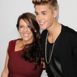 Justin Bieber, fotografiat în timp ce își ține mama în brațe, pe covorul roșu, îmbrăcați elegant