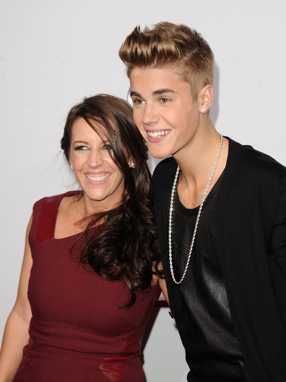 Justin Bieber, fotografiat în timp ce își ține mama în brațe, pe covorul roșu, îmbrăcați elegant