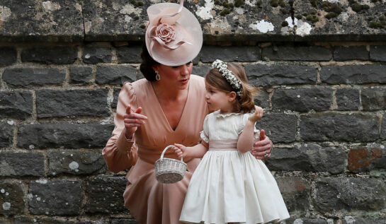 Kate Middleton, fotografiată la nunta Pippei Middleton, în timp ce-i explică ceva fiicei sale